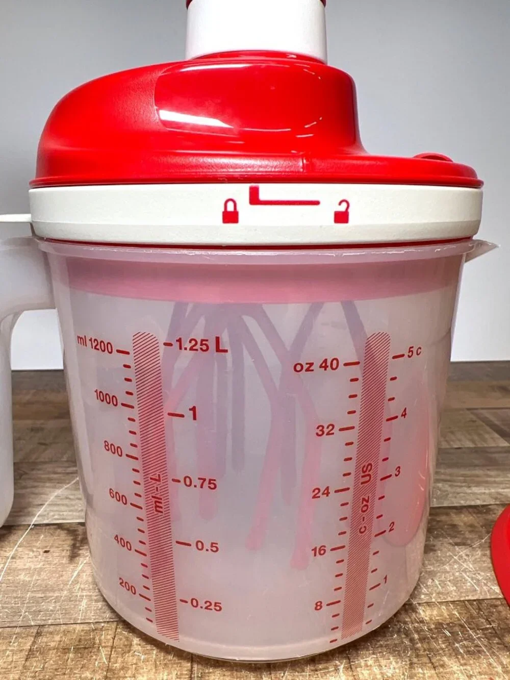 Tupperware Whip N Mix Chef Mixer Batter Bowl 5 Cups 1.2L
